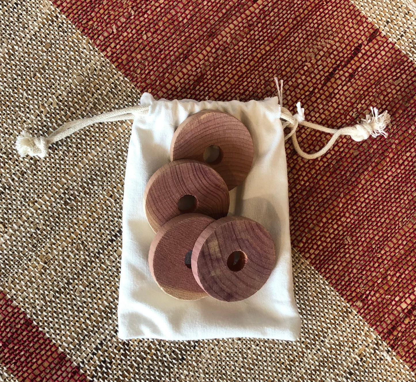 4 cedar discs and cotton drawstring bag