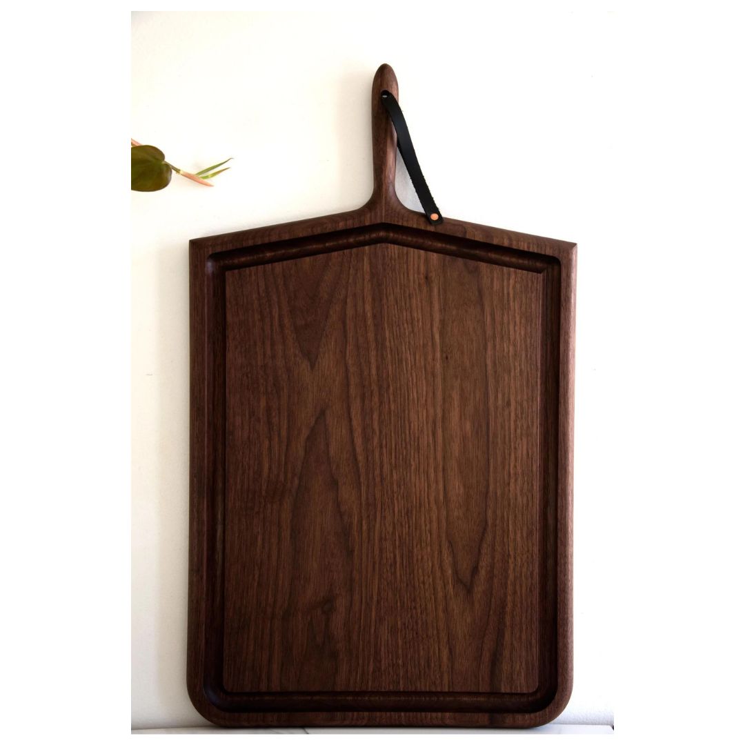 Oversized rectangular carving board in walnut wood with handle and leather strap